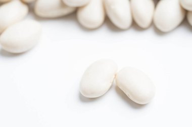 Beyaz arkaplanda izole edilmiş beyaz fasulye yığını