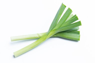 Beyaz arka plan üzerinde izole genç-yeşil sarımsak
