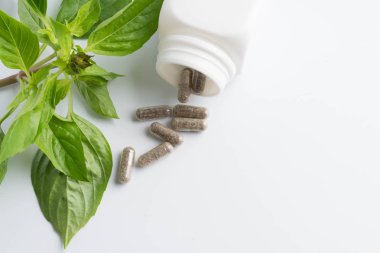 bir şişe beyaz zemin üzerine dışarı dökülmesini ot kapsül