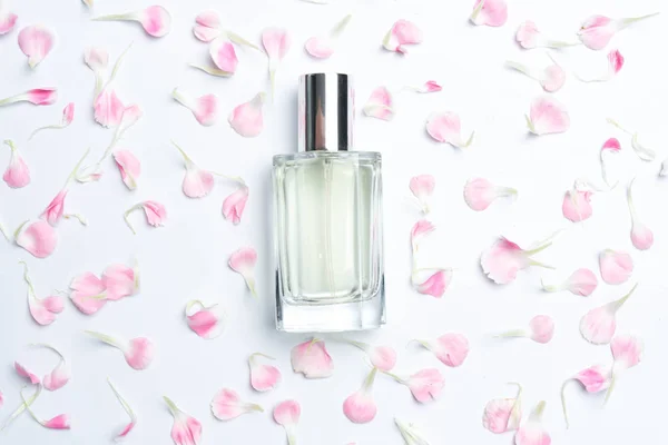 Belas Garrafas Perfume Cravos Rosa Fundo Branco — Fotografia de Stock