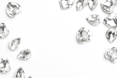 Beyaz arkaplanda izole edilmiş elmas