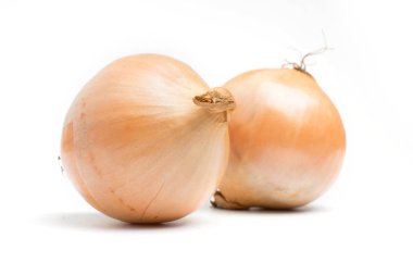Beyaz arka planda olgun soğan