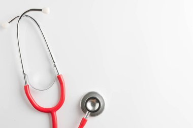 steteskop beyaz arkaplanda izole edildi