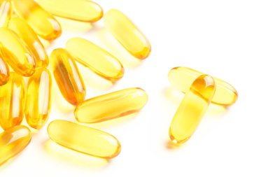 Beyaz arkaplanda balık yağı kapsülleri izole