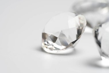 Beyaz arkaplanda izole edilmiş elmas