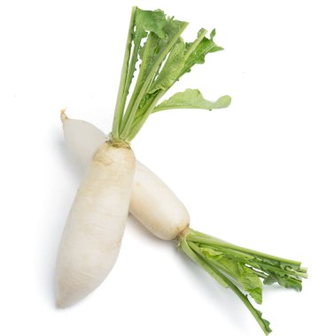 daikon turpları beyaz arkaplanda izole edilmiş