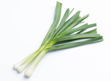 Beyaz arka plan üzerinde izole genç-yeşil sarımsak