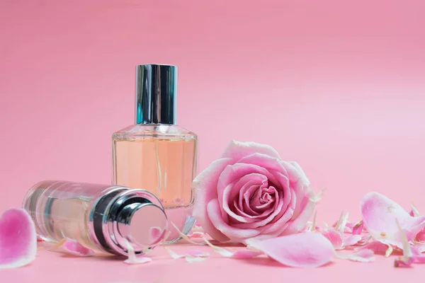 Schöne Parfümflaschen Und Rose Auf Rosa Hintergrund — Stockfoto