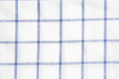 Beyaz arka plan üzerinde izole çizgili havlu bez set up kapatın