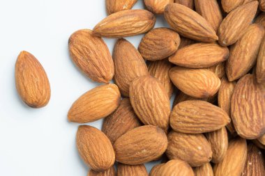 Beyaz arka plan üzerinde izole badem closeup