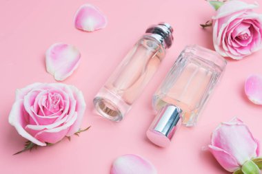 Pembe arka planda güzel parfüm şişeleri