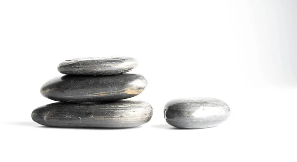 Equilíbrio Das Pedras Isoladas Sobre Fundo Branco — Fotografia de Stock