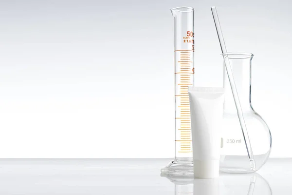 Cristalería Laboratorio Con Agua Vacía Con Reflexión —  Fotos de Stock