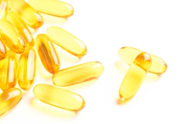 Beyaz arkaplanda balık yağı kapsülleri izole