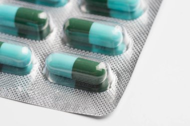 seçici odak antibiyotik kapsül hap üzerinde kopya alanı uyuşturucu ile arka plan bulanıklık