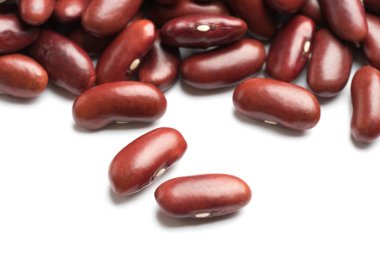 Beyaz arkaplanda kırmızı fasulye izole edildi