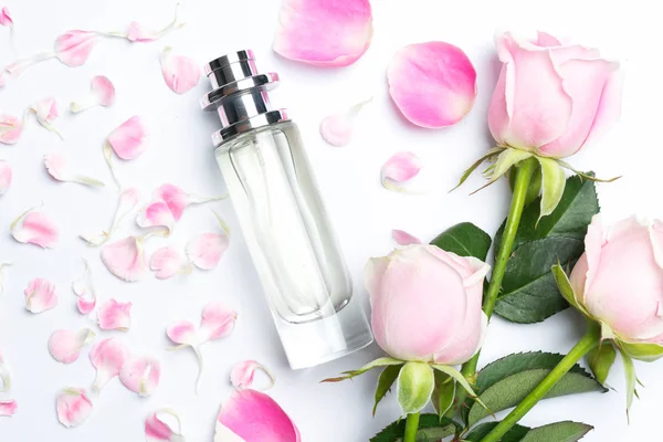 Hermosas Botellas Perfume Rosa Sobre Fondo Blanco — Foto de Stock