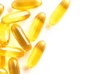 Beyaz arkaplanda balık yağı kapsülleri izole