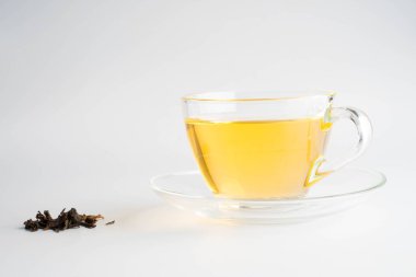 Beyaz arka planda izole edilmiş bir fincan çay.