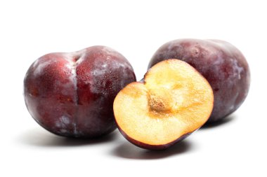 Beyaz arkaplanda kırmızı erik meyvesi izole