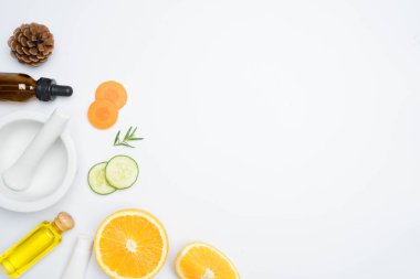 doğal maddeler biberiye oli salatalık ile scrubs ve beyaz arka plan üzerinde bırakır