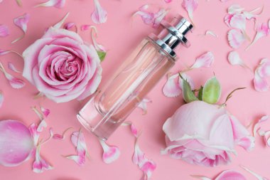 Pembe arka planda güzel parfüm şişeleri
