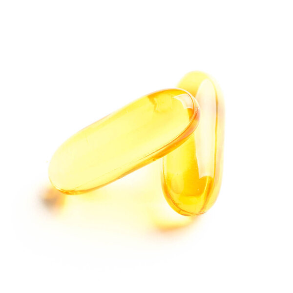 Капсулы рыбьего жира изолированы на белом фоне