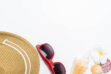 yaz plaj aksesuarları beyaz arka plan üzerinde