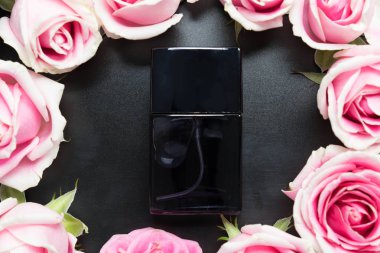 gül siyah arka plan üzerine olan erkekler için parfüm şişeleri