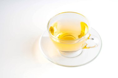 Beyaz arka planda izole edilmiş bir fincan çay.