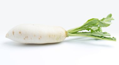 daikon turpları beyaz arkaplanda izole edilmiş