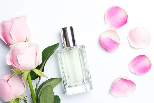 Schöne Parfümflaschen Und Rose Auf Weißem Hintergrund — Stockfoto