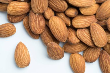 Beyaz arka plan üzerinde izole badem closeup