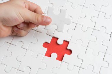 bilmecenin kırmızı zemin üzerine görevi tamamlamak için son parçası koymak