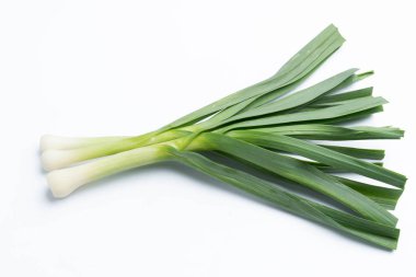 Beyaz arka plan üzerinde izole genç-yeşil sarımsak
