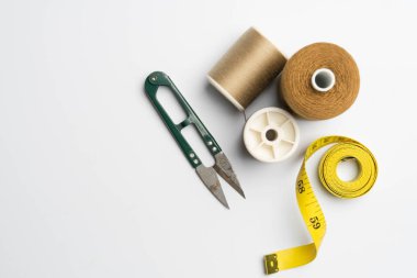 dikiş malzemeleri ve aksesuarlar, iğne işi kumaş biriktiricileri beyaz arka plan üzerinde