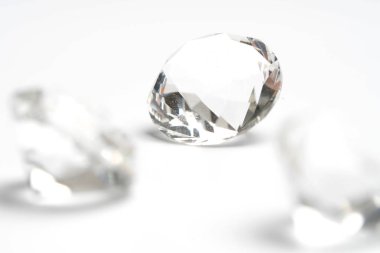 Beyaz arkaplanda izole edilmiş elmas