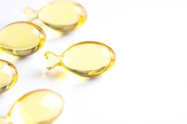 Beyaz arka plan balık şeklindeki Omega kapsül