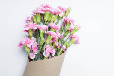 Beyaz arka plan üzerinde için buket pembe karanfil çiçek