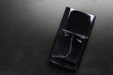 siyah arka plan üzerine erkekler için parfüm şişeleri