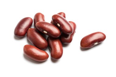 Beyaz arkaplanda kırmızı fasulye izole edildi