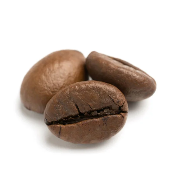 Närbild Två Mörk Rostad Rättvisemärkta Kaffebönor Vit Bakgrund — Stockfoto