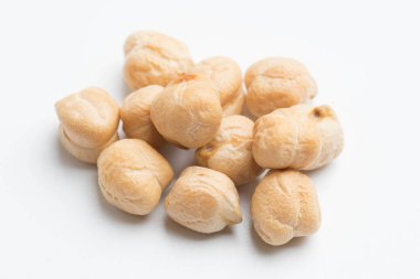 Beyaz arka plan üzerinde üstten görünüm izole nohut