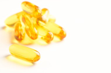 Beyaz arkaplanda balık yağı kapsülleri izole