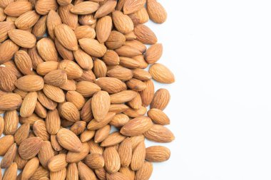 Beyaz arka plan üzerinde izole badem closeup