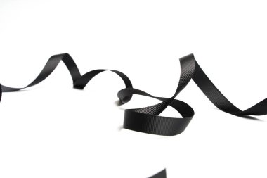 Beyaz arka plan üzerinde izole güzel siyah şerit büküm sarmal