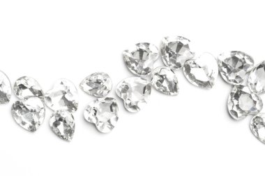 Beyaz arkaplanda izole edilmiş elmas