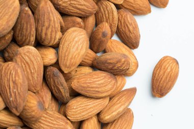 Beyaz arka plan üzerinde izole badem closeup