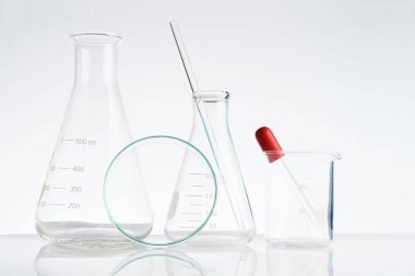 Laboratuvar cam aletleri gerçekçi kimya laboratuvarı için boş ekipman