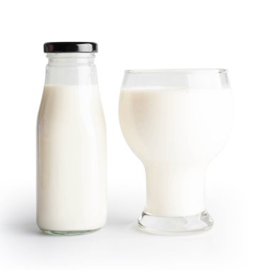 Süt şişesi ve beyaz arka plan üzerinde süt cam